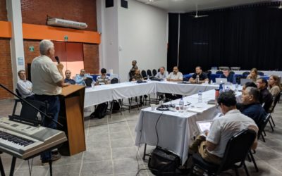 Miembros de la Alianza Evangélica Latina oran por el Ministro de Obras Publicas y Comunicaciones de Paraguay