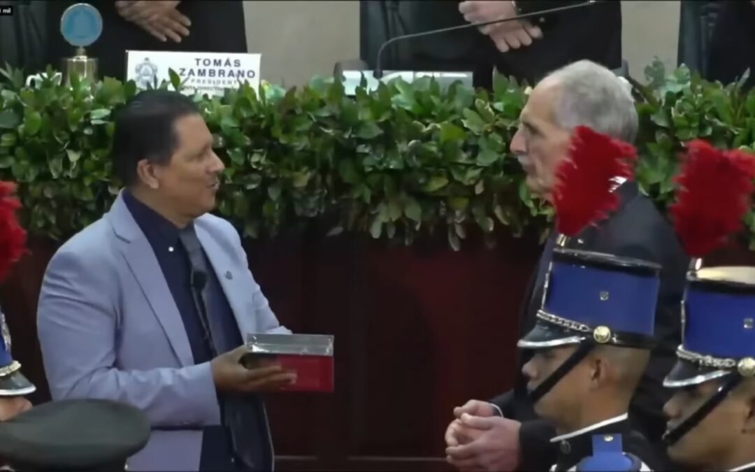 Presidente de la Confraternidad Evangélica de Honduras, Miembro Pleno de AEL, Entregó una Biblia al Presidente de la República de Honduras durante la toma de posesión