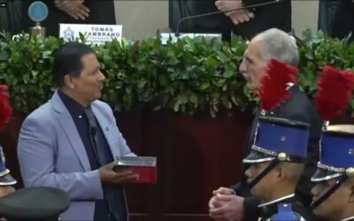 Presidente de la Confraternidad Evangélica de Honduras, Miembro Pleno de AEL, Entregó una Biblia al Presidente de la República de Honduras durante la toma de posesión